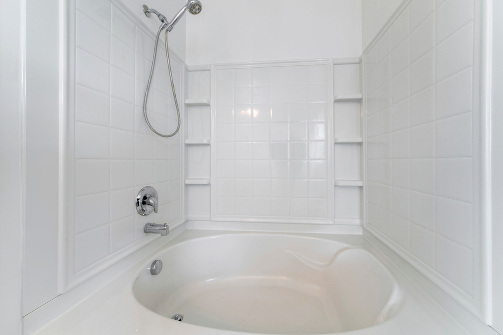 Bathtub,And,Shower,Combo,With,Wall,Mounted,Handheld,Shower,And